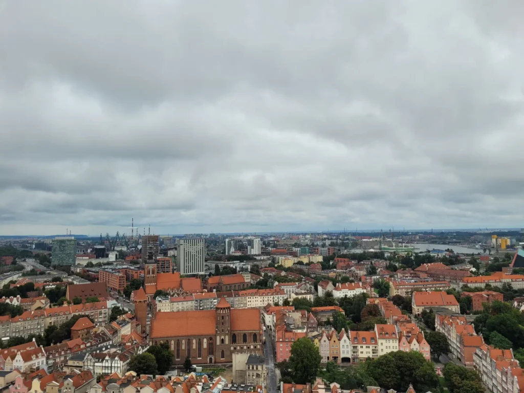 Widok z wieży widokowej Bazyliki Mariackiej w Gdańsku