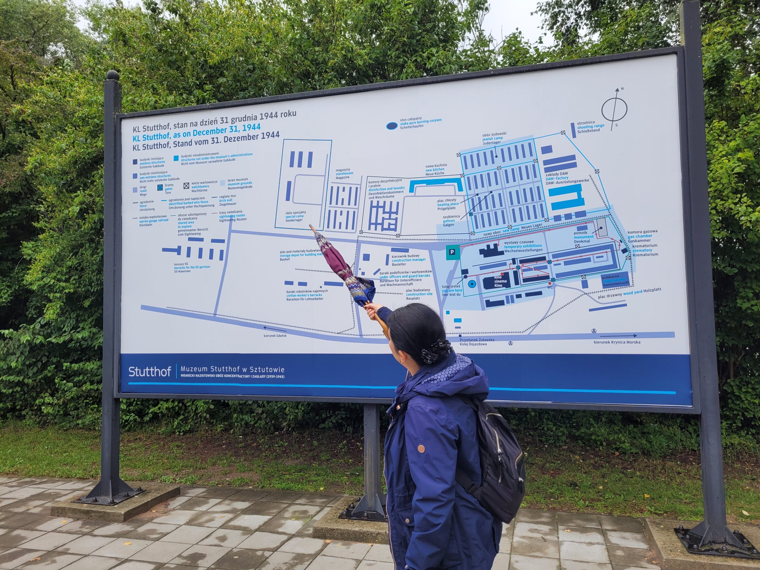Przewodnik wskazuje mapę obozu Stutthof