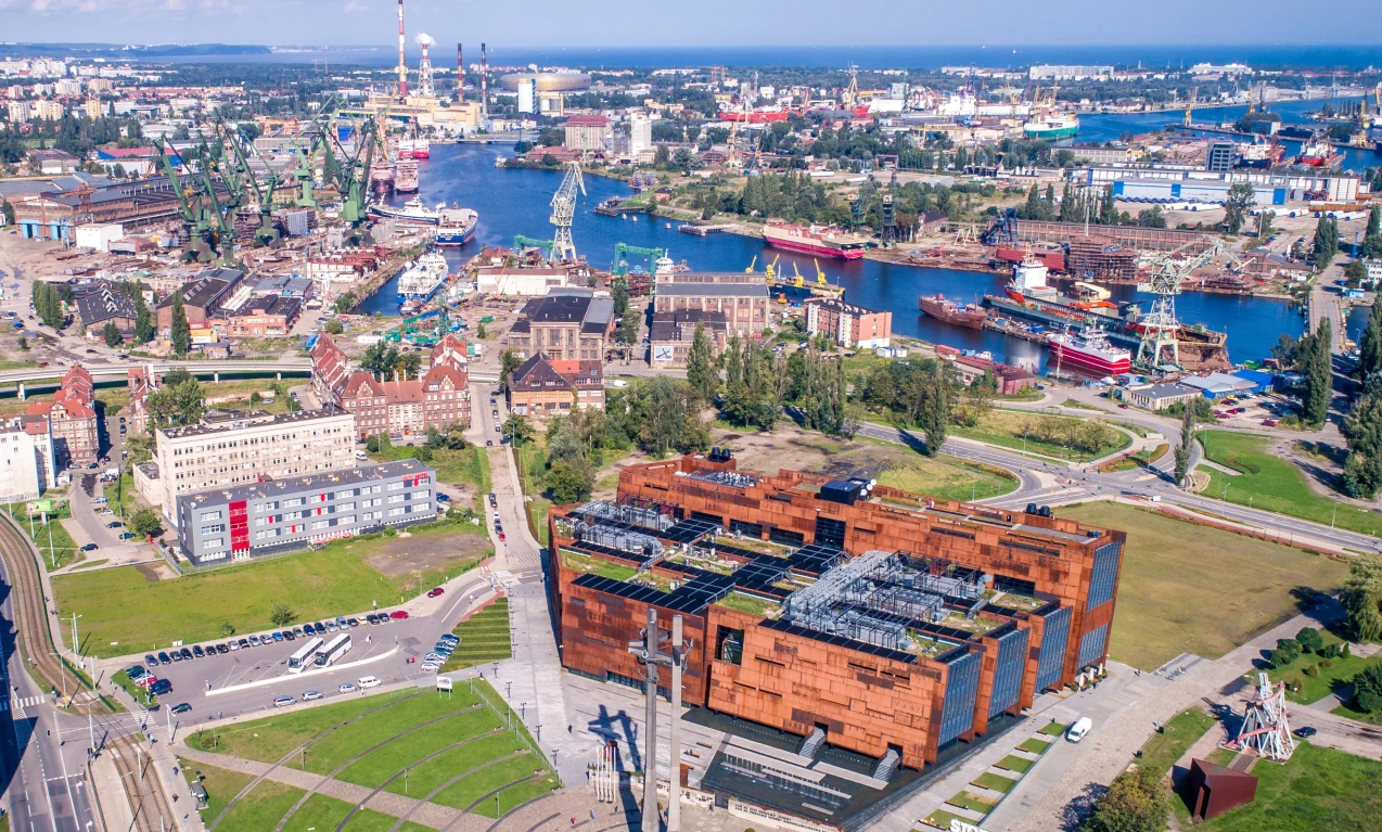 Europejskie Centrum solidarności z lotu ptaka, europejskie centrum solidarności, gdańsk atrakcje, centrum solidarności, gdańsk atrakcje dla dorosłych, ecs gdańsk, europejskie centrum solidarności